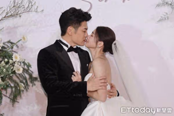 2對夫妻約會！曾智希主動嘟嘴親臉　陳志強「目睹全程」站背後怒了