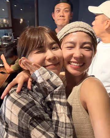 2對夫妻約會！曾智希主動嘟嘴親臉　陳志強「目睹全程」站背後怒了