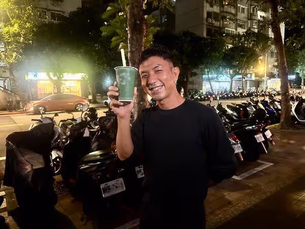 泰版梁朝偉抵台！萬洛隆甘迦再戰影帝　下飛機直喊：想吃牛肉麵