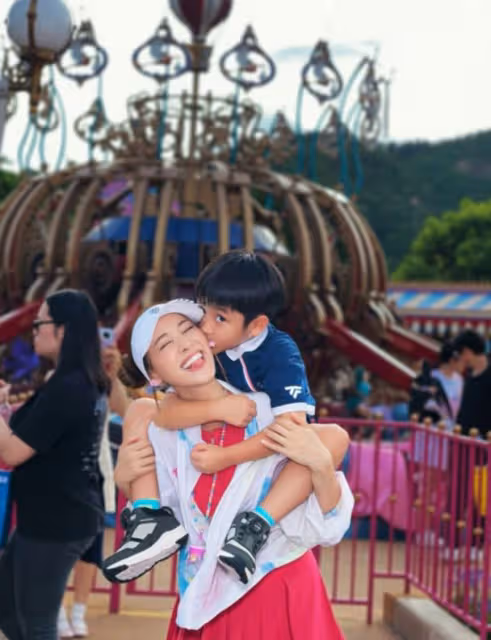 TVB嫁視帝港姐大曬14歲舊照!網友大讚是純天然美女!如今四年生了三個兒!