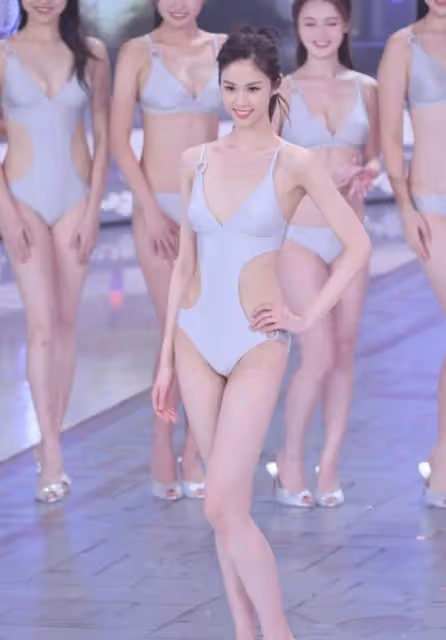 港姐季軍大曬北電畢業照!同學個個美女如雲!精通六國語言超模身材!