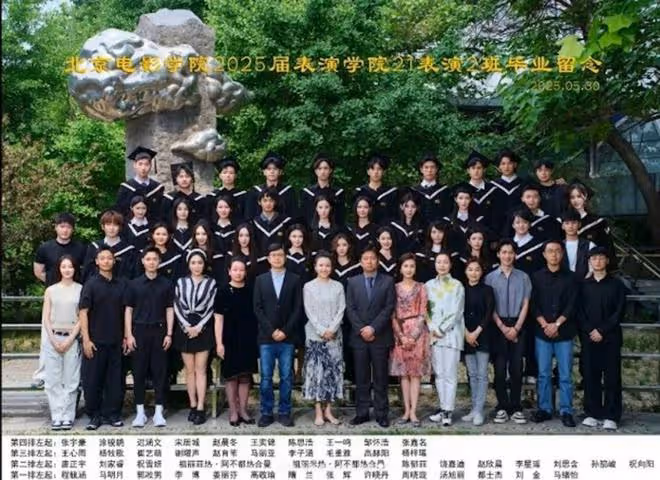 港姐季軍大曬北電畢業照!同學個個美女如雲!精通六國語言超模身材!