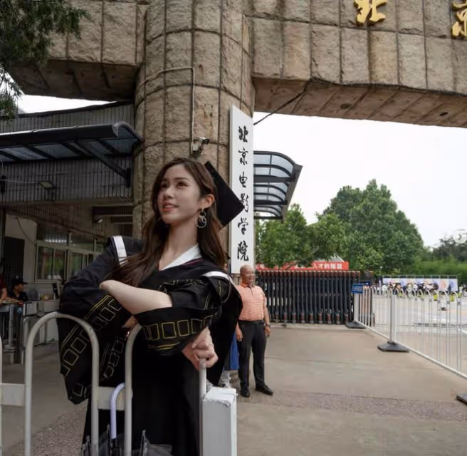 港姐季軍大曬北電畢業照!同學個個美女如雲!精通六國語言超模身材!