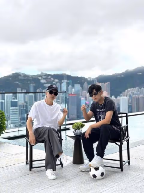 實力派的惺惺相惜！周杰倫為周星馳打call腳的細節拉滿 合影慕了