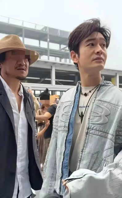 黃曉明戴發套穿厚底鞋酷炫撈金，baby帶小海綿遊玩分工明確超有愛