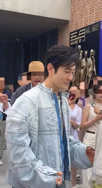 黃曉明戴發套穿厚底鞋酷炫撈金，baby帶小海綿遊玩分工明確超有愛