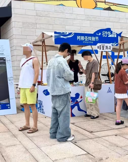 黃曉明戴發套穿厚底鞋酷炫撈金，baby帶小海綿遊玩分工明確超有愛