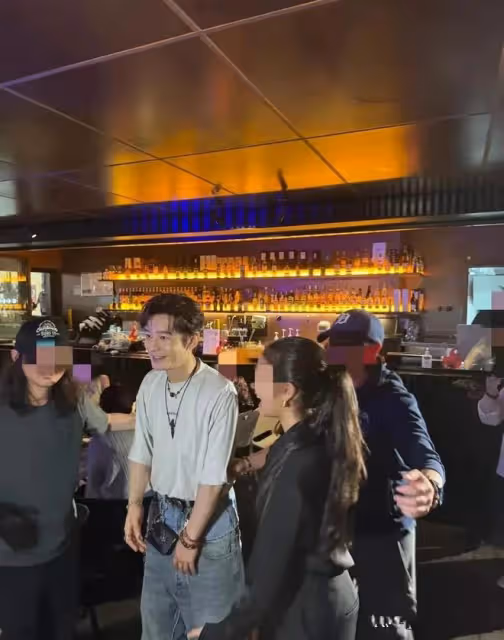 黃曉明戴發套穿厚底鞋酷炫撈金，baby帶小海綿遊玩分工明確超有愛