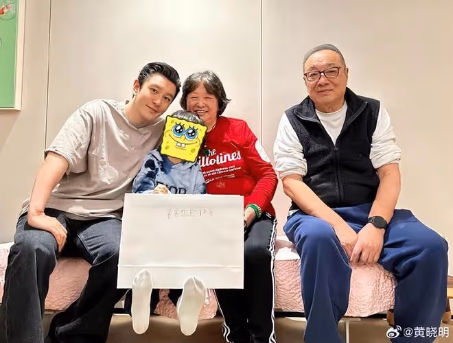 黃曉明戴發套穿厚底鞋酷炫撈金，baby帶小海綿遊玩分工明確超有愛