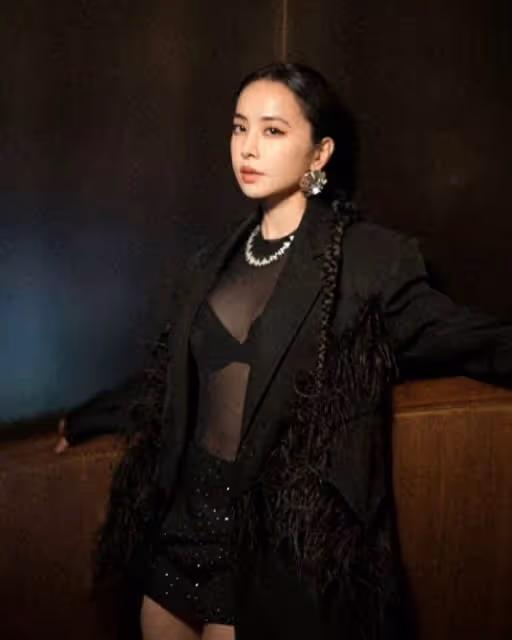 蔡依林太大膽「西裝外套里是透明薄紗」！　正面美胸全看光