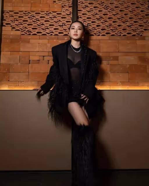 蔡依林太大膽「西裝外套里是透明薄紗」！　正面美胸全看光