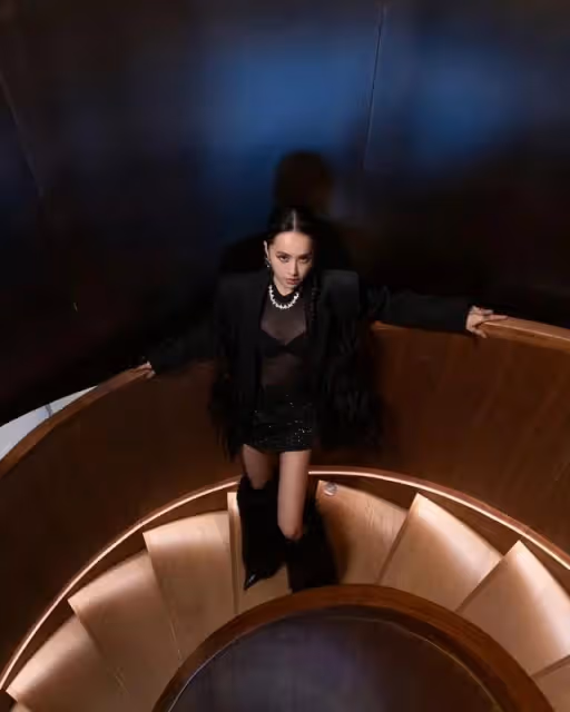 蔡依林太大膽「西裝外套里是透明薄紗」！　正面美胸全看光
