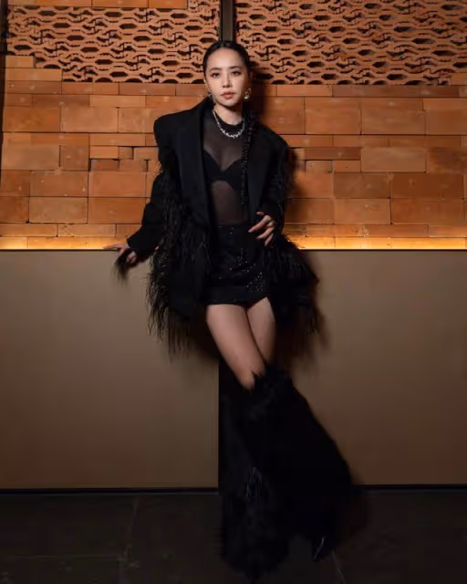 蔡依林太大膽「西裝外套里是透明薄紗」！　正面美胸全看光