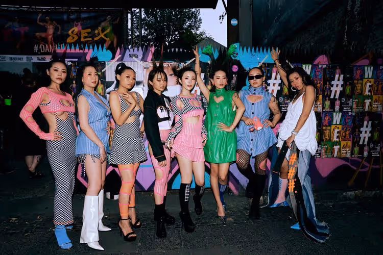 SWAG 女神團現身柏林時裝週　輔導長內內走秀影片曝光！驚呼「放蕩卻優雅」
