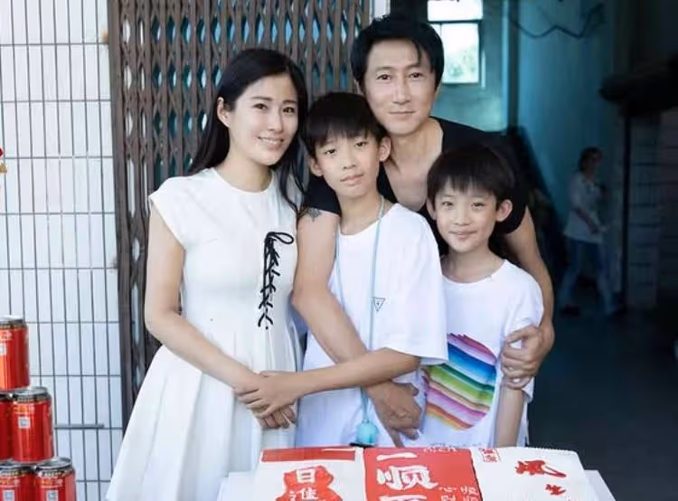 洪金寶長子被爆與老婆各玩各不離婚！他51歲生日她秀恩愛照駁婚變