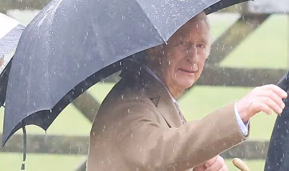 查爾斯國王與卡米拉王后冒雨出席活動，暖心舉動感動蘇格蘭小鎮