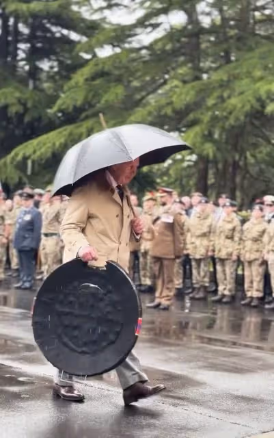 查爾斯國王與卡米拉王后冒雨出席活動，暖心舉動感動蘇格蘭小鎮