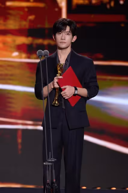易烊千璽演唱會主題為「礐嶨」，他真的很喜歡用生僻詞為主題