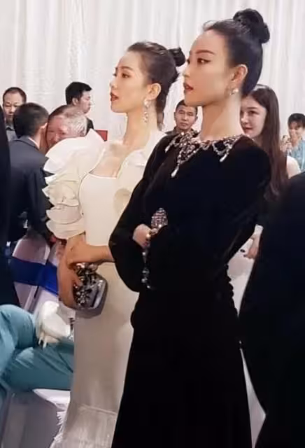 劉詩詩捧奶茶帶兒子現身車庫，脖子不再僵硬甚至含胸駝背好稀奇