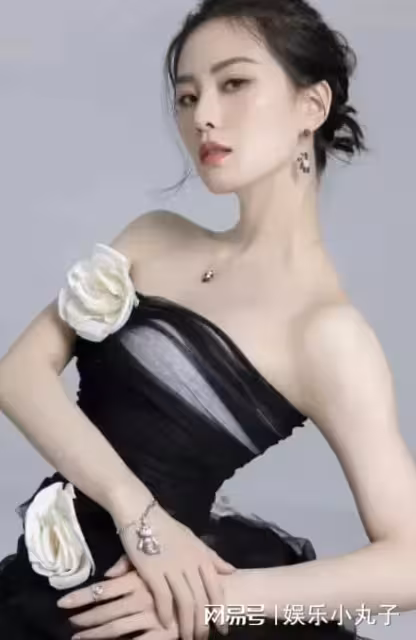劉詩詩捧奶茶帶兒子現身車庫，脖子不再僵硬甚至含胸駝背好稀奇