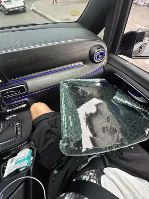女星巴黎遇「破窗搶劫」！黑衣人持破窗器狂砸副駕　車內慘狀曝光