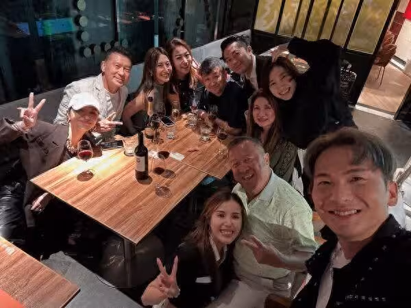嫩妹女星「半蹲曾志偉雙腿間」拍照被起底！鄧凱文還同框集郵羅志祥
