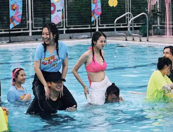 嫩妹女星「半蹲曾志偉雙腿間」拍照被起底！鄧凱文還同框集郵羅志祥