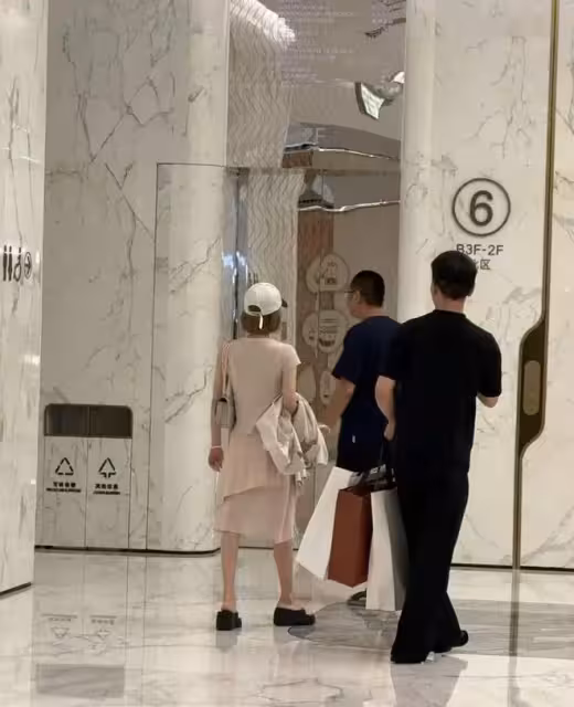 趙露思現身成都SKP購物,背著7萬元的愛馬仕包,打扮成熟身材好瘦