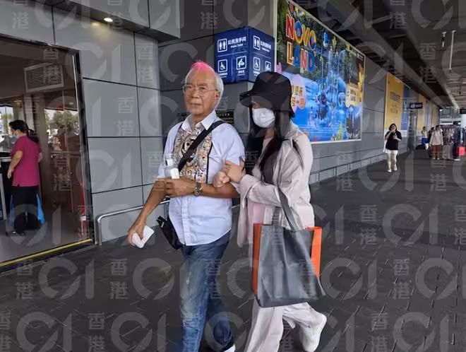 七旬老港星,接38歲小女友出獄老淚縱橫,女方坐牢2年吃胖了一圈