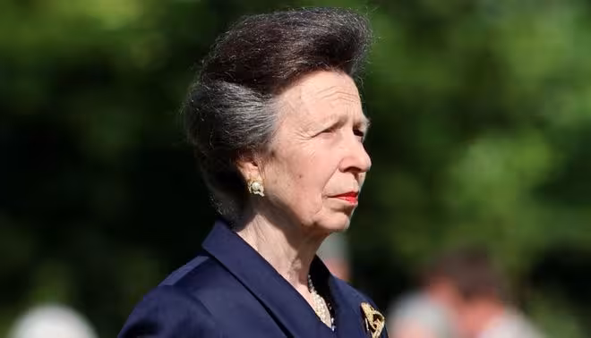 公主安妮代表查爾斯國王出訪比利時，雨中演講引發熱烈反響！
