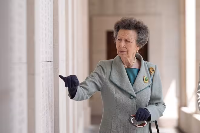 公主安妮代表查爾斯國王出訪比利時，雨中演講引發熱烈反響！