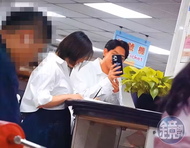 直擊劉品言連晨翔登記結婚!現場1舉動狂灑糖 挺5月孕肚奔戶政