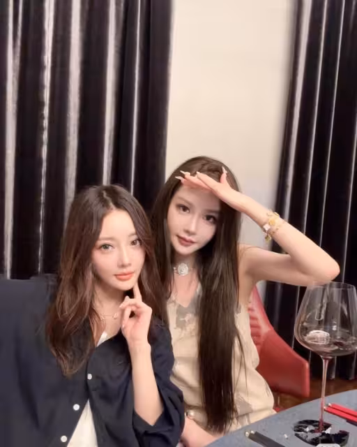 李小璐跟閨蜜聚會 姐妹們臉都是科技和狠話 吃比巴掌大的生蚝亮了