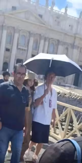 王思聰帶懶懶去義大利旅行，一把傘傾斜給自己，愛與不愛很明顯
