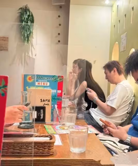 王思聰帶懶懶去義大利旅行，一把傘傾斜給自己，愛與不愛很明顯