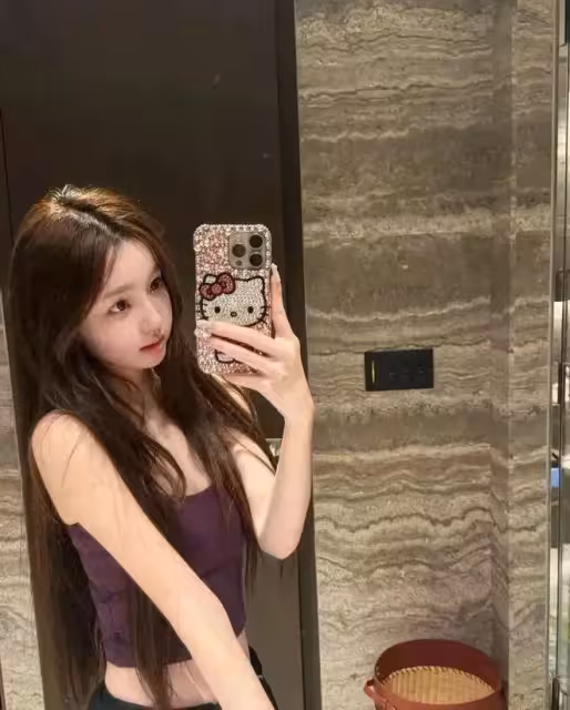 王思聰帶懶懶去義大利旅行，一把傘傾斜給自己，愛與不愛很明顯