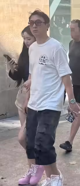 王思聰帶懶懶去義大利旅行，一把傘傾斜給自己，愛與不愛很明顯