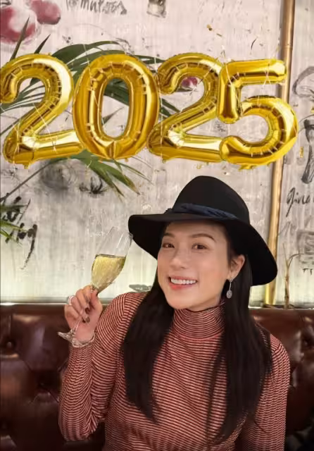 56歲TVB視後罕曬性感玉背！拒嫁億萬富豪單身至今，曾被女同事吐槽經常遲到
