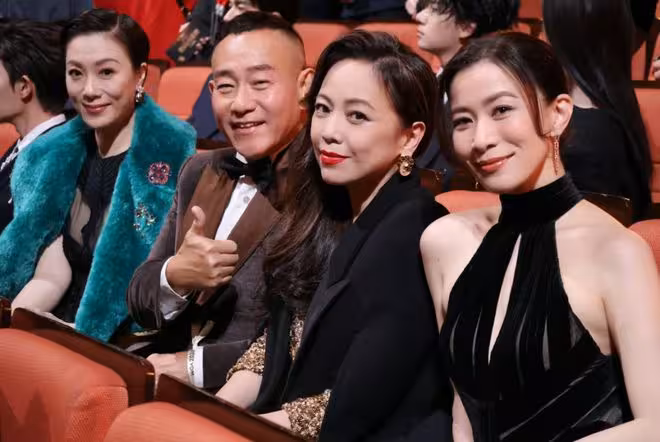56歲TVB視後罕曬性感玉背！拒嫁億萬富豪單身至今，曾被女同事吐槽經常遲到