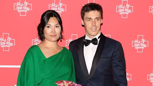 摩納哥王室晚宴：夏琳王妃美翻了，卡米拉復刻經典造型讓人淚目！