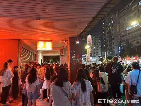 直擊/最帥舞者「權氏兄弟」也來了 千人圍觀金豬餐廳⋯警車到場關切