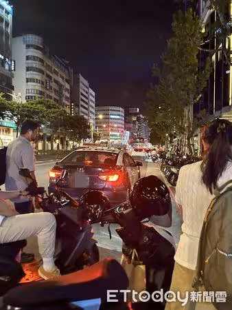 直擊/最帥舞者「權氏兄弟」也來了 千人圍觀金豬餐廳⋯警車到場關切