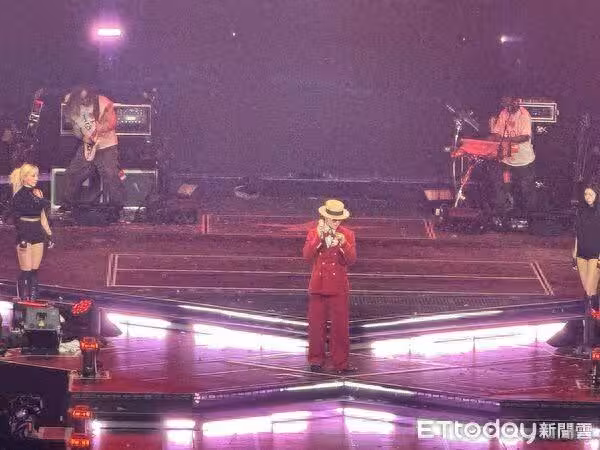 直擊/GD小巨蛋「搭雲梯車上2樓」與首爾不同 Day3換新造型萬人瘋掉