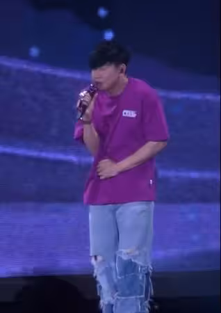 林俊傑罹心臟病「唱一半突劇痛腳軟」!台上抱肚畫面曝 公司證實停工