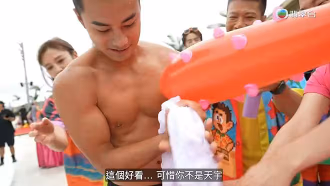 TVB小花濕身抱住人夫男星!事後爆料:沒想到你這麼快只有一秒
