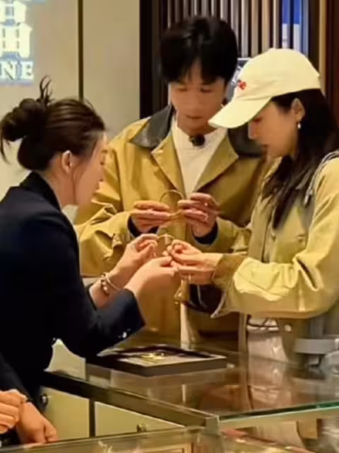 侯佩岑回歸主戰場,獲得網友稱讚,談吐得體又從容,親和力超強