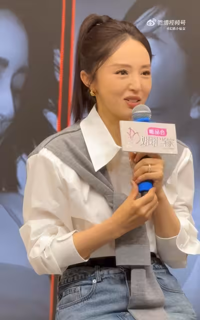侯佩岑回歸主戰場,獲得網友稱讚,談吐得體又從容,親和力超強