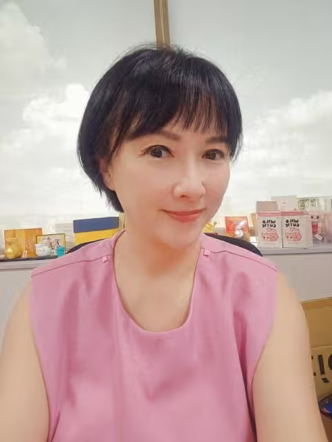 劉芯彤一刀掰了過肩長發! 「脖子癢到失控」被迫剪短