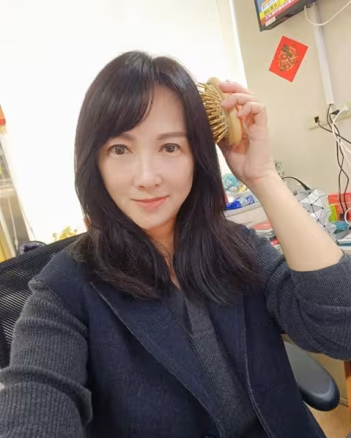劉芯彤一刀掰了過肩長發! 「脖子癢到失控」被迫剪短