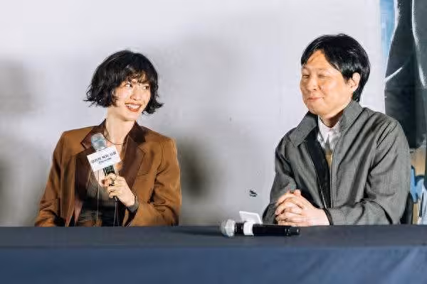 首爾直擊/比心不如握拳!李敏鎬婉拒愛心 Nana零架子幫粉絲簽名